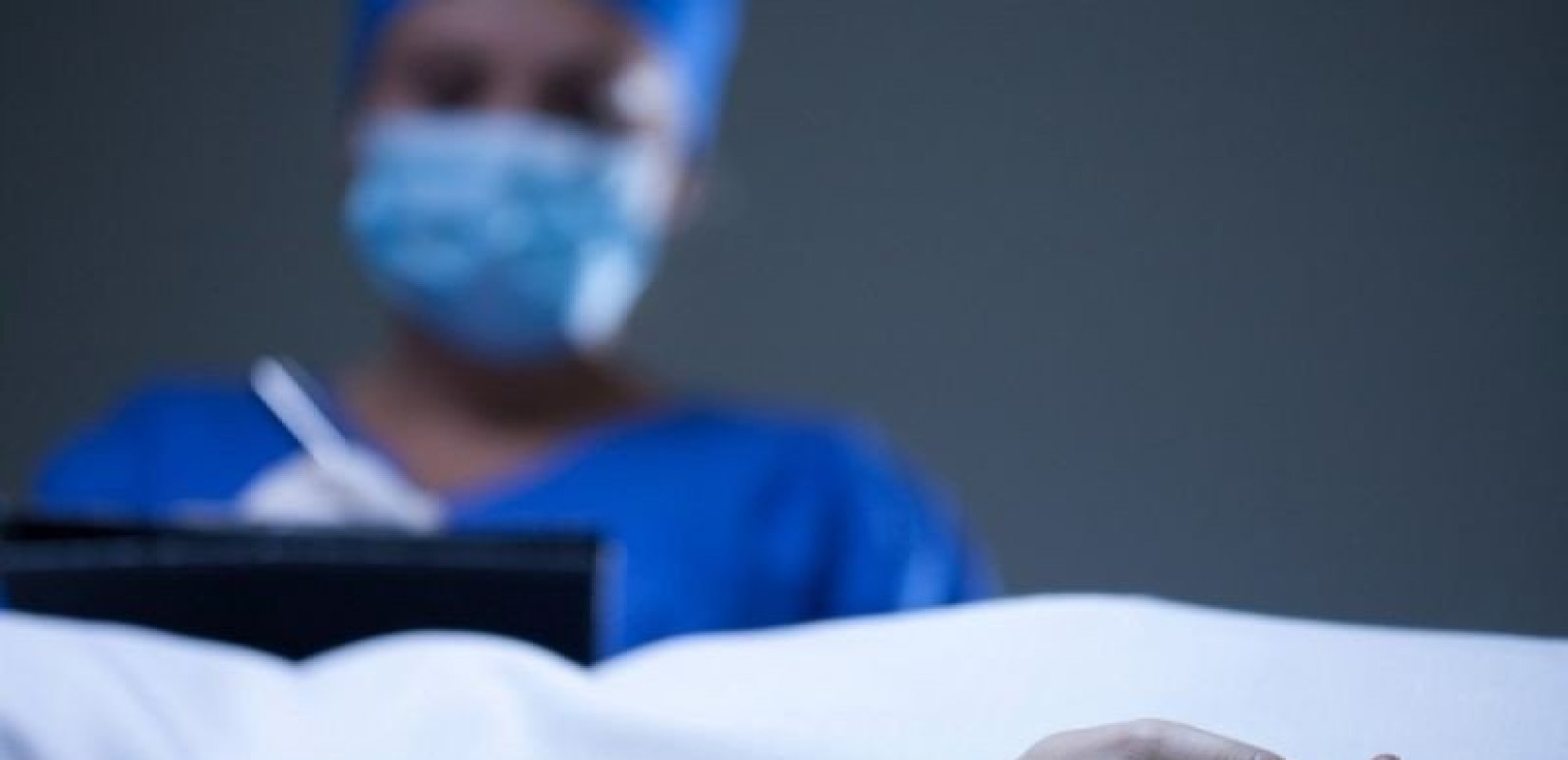 Θεσσαλονίκη: Πώς μιλάνε οι γιατροί για τον ξαφνικό και βίαιο θάνατο στους συγγενείς;