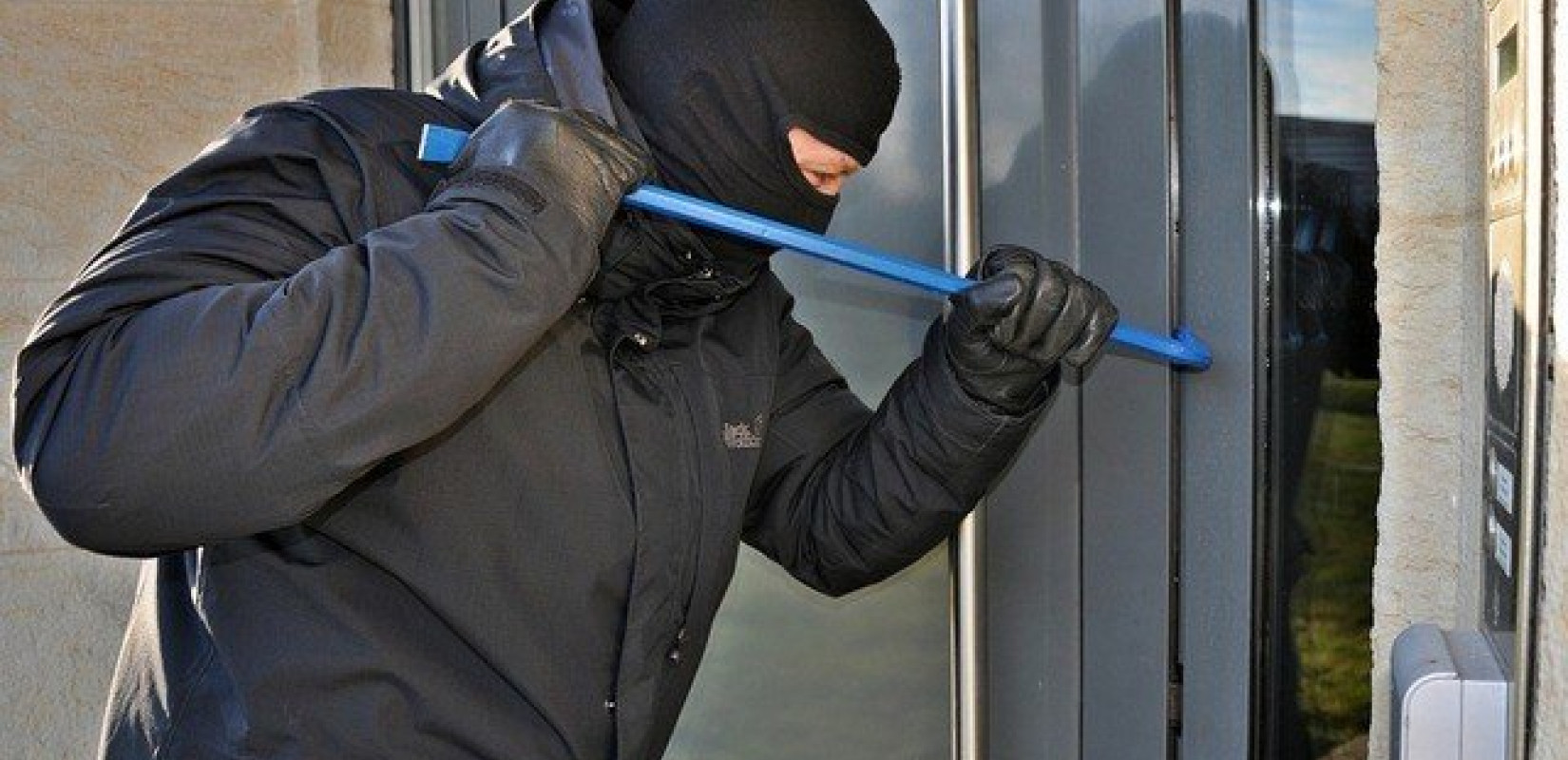 Θεσσαλονίκη: Διαρρήκτης έσπασε τη βιτρίνα και έκλεψε κατάστημα - Είχε «ανοίξει» έξι μαγαζιά στο κέντρο