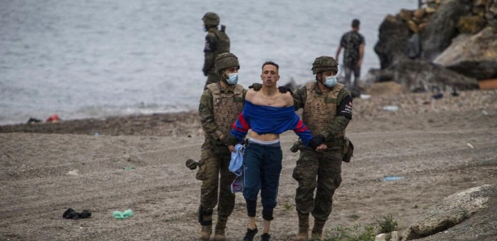  Ισπανός αστυνομικός έσωσε ένα μισοπνιγμένο μωρό στη Θέουτα