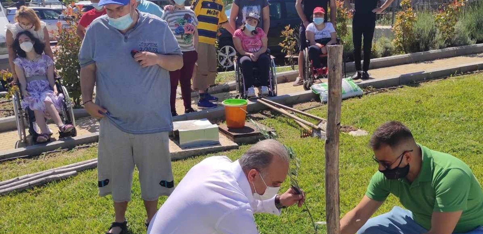 Θεσσαλονίκη: Άτομα με αναπηρίες φύτεψαν δέντρα στο δημαρχείο Περαίας (φωτ.)