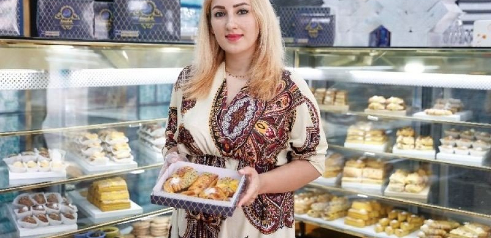 Αφγανή πρόσφυγας «κερνάει» ιρανικά γλυκά και παγωτό σαφράν στο δικό της ζαχαροπλαστείο
