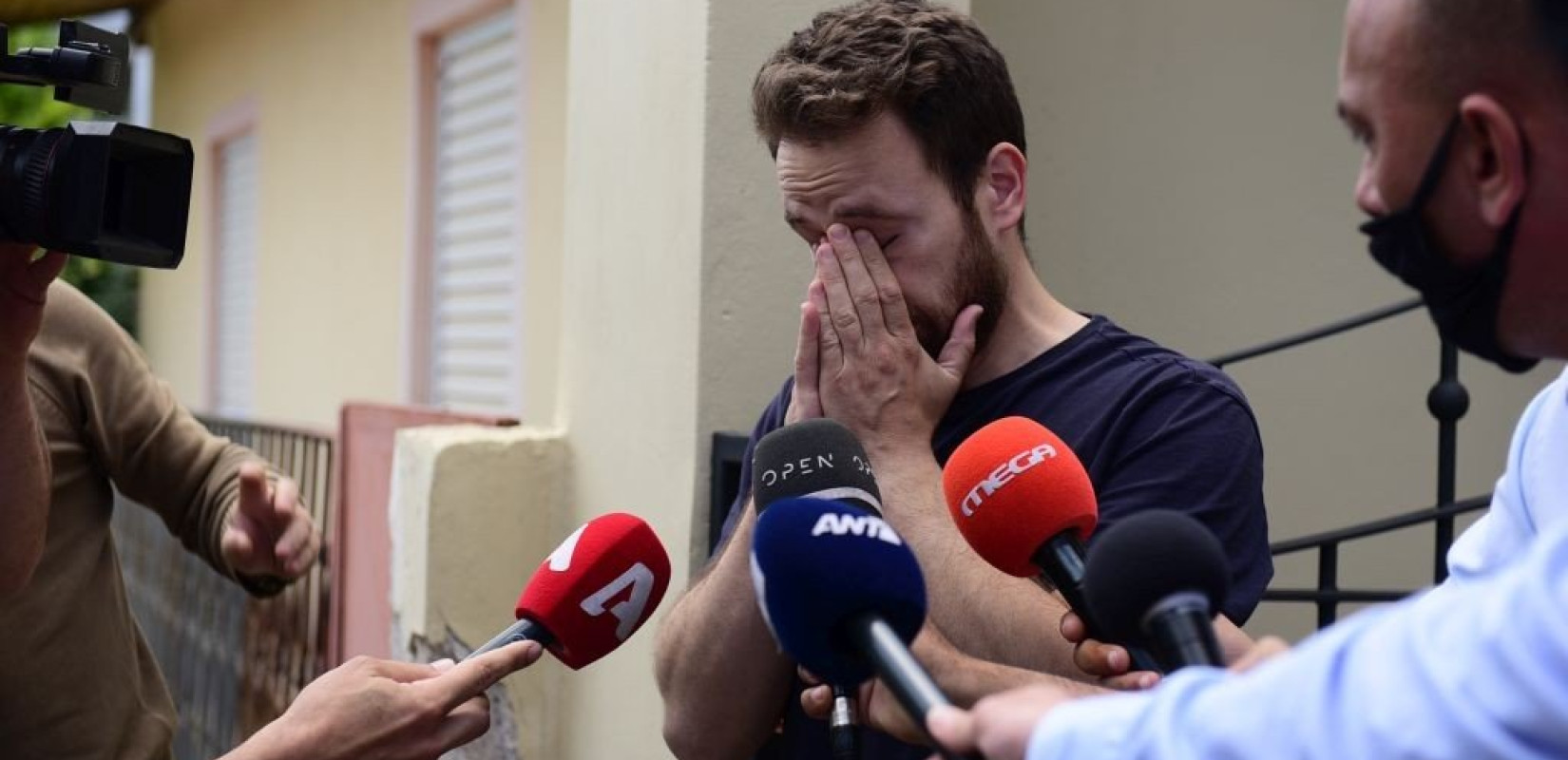 Γλυκά Νερά-Ομολογία πιλότου: «Θόλωσα και τη σκότωσα» - Έπνιξε και τον σκύλο και τον κρέμασε στη σκάλα (Βίντεο)