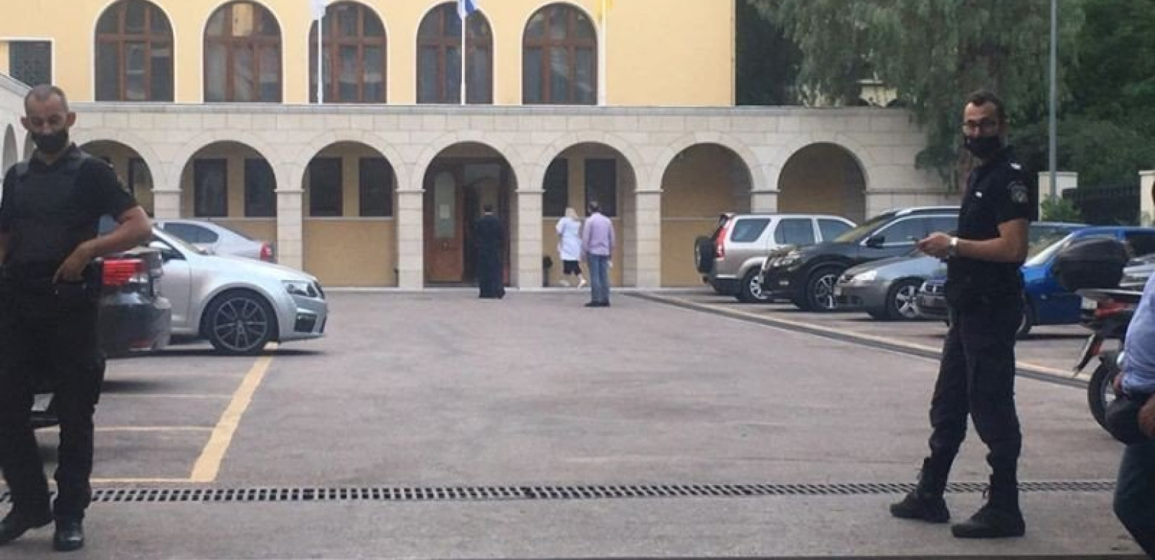 Μονή Πετράκη: Το χρονικό της επίθεσης με βιτριόλι - Μαρτυρίες για το βίαιο παρελθόν του ιερέα -  Τα «καρέ» της φρίκης