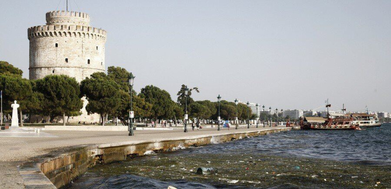 Γέμισε σκουπίδια ο Θερμαϊκός στο ύψος του Λευκού Πύργου (φωτ.)