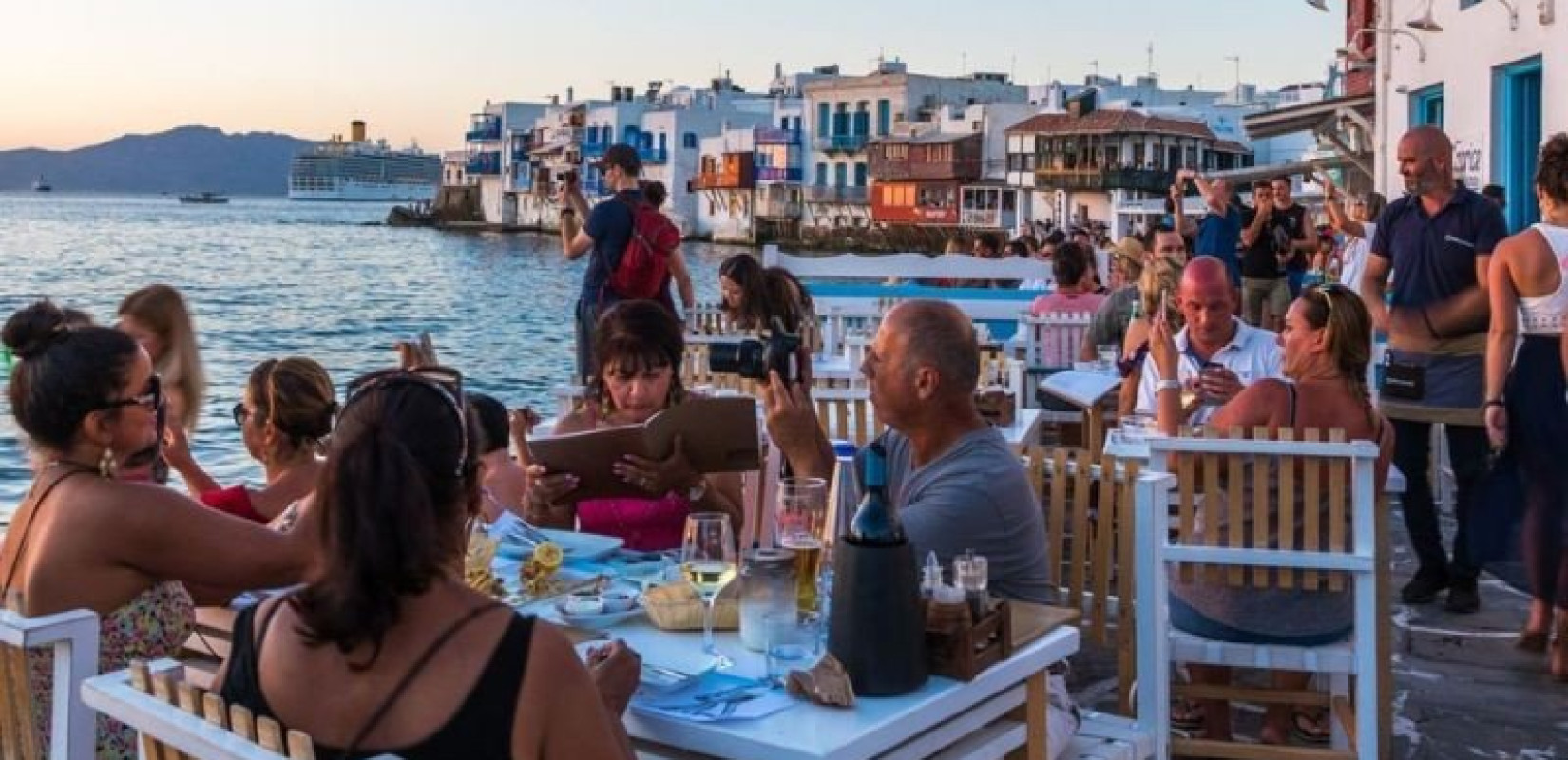 Προς ιστορικό ρεκόρ ο τουρισμός, αλλά οι Έλληνες διαμαρτύρονται για ακρίβεια και έλλειψη υποδομών
