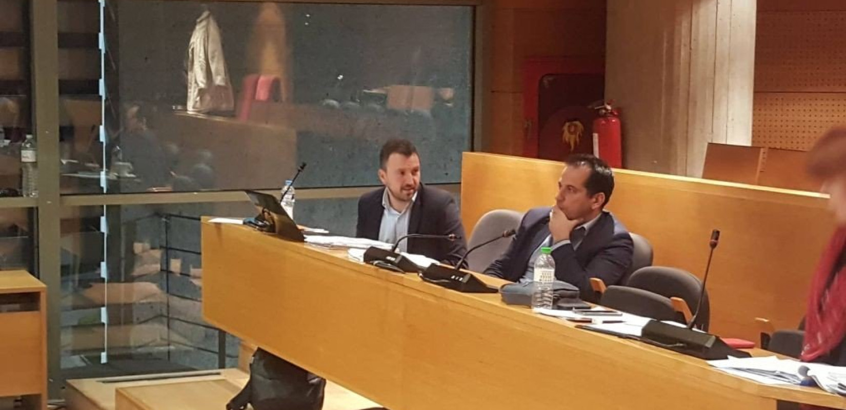 Με... τρολάρισμα συνεχίζεται η κόντρα για τα Χριστούγεννα με τον Σαμπάνη