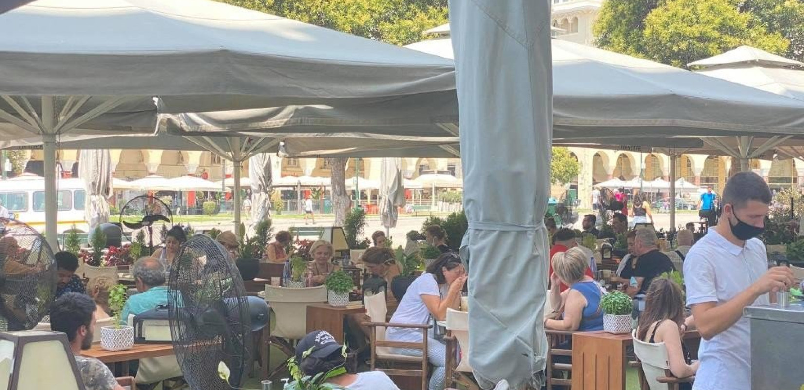 "Πόρτα" στους ανεμβολίαστους στα καταστήματα εστίασης και το φθινόπωρο - Πότε «κλειδώνουν» οι αποφάσεις