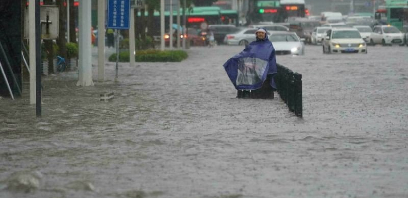 Ανείπωτος ο θρήνος στην Κίνα: 302 νεκροί και 50 αγνοούμενοι από τις πλημμύρες
