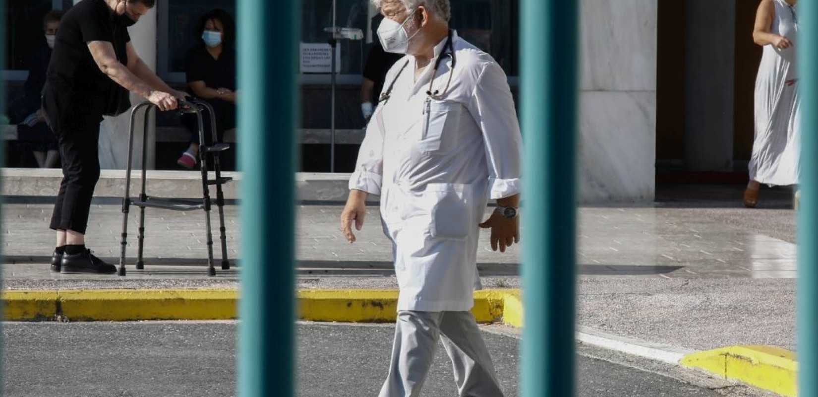 Απαντήσεις για το ενδεχόμενο επιστροφής των ανεμβολίαστων υγειονομικών στα νοσοκομεία ζητούν 39 βουλευτές του ΣΥΡΙΖΑ