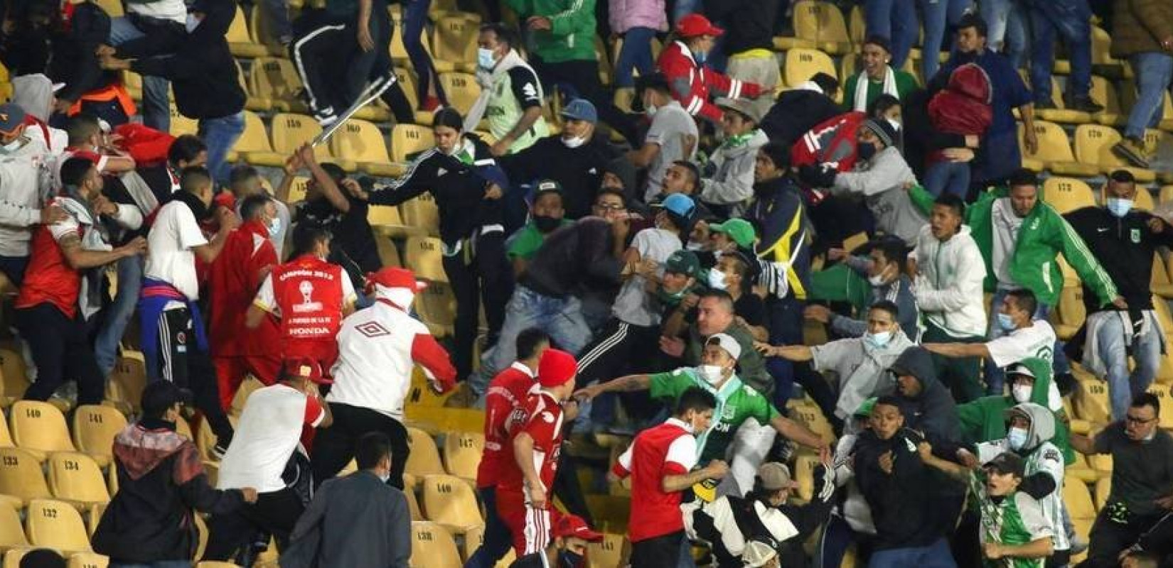 Οι Κολομβιανοί επέστρεψαν στις κερκίδες και το γιόρτασαν με πολύ ξύλο (βίντεο)