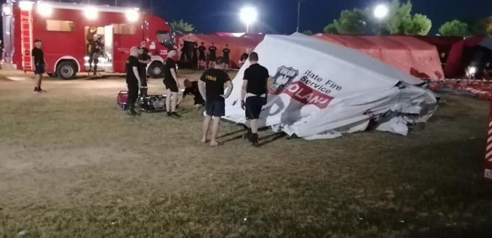 Έστησαν... καμπ οι Πολωνοί πυροσβέστες για λίγες στιγμές ξεκούρασης