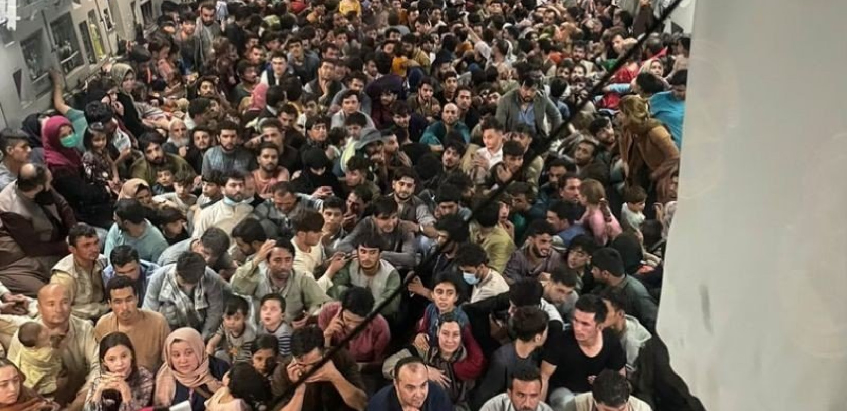 Αφγανιστάν: Σκηνές φρίκης και απόγνωσης - Περισσότεροι από 600 πολίτες "στοιβαγμένοι" σε αεροπλάνο των ΗΠΑ (Βίντεο-Φωτ.)