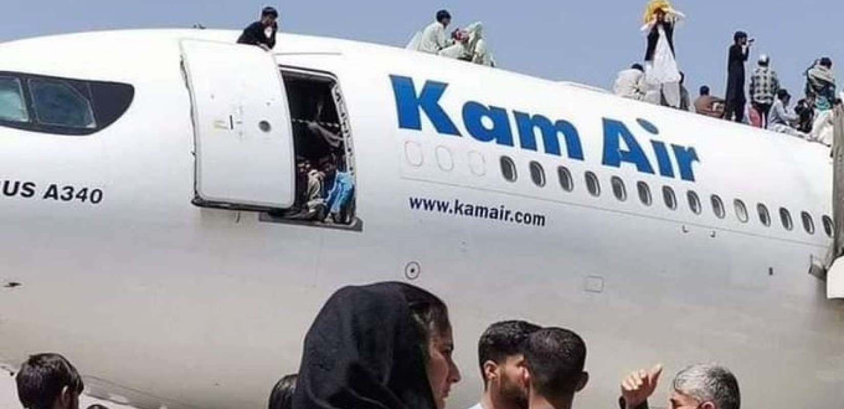 Αφγανιστάν: Άνθρωποι πέφτουν στο κενό από αεροπλάνο που απογειώνεται (βίντεο)