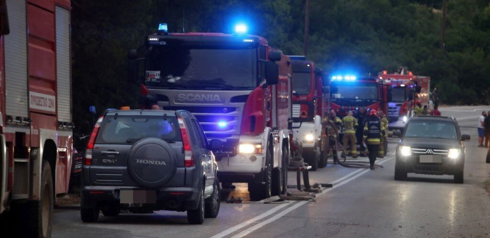 Συγκινητικές εικόνες στα Βίλια - Χειροκρότημα για τους Πολωνούς που μετά την Εύβοια έσπευσαν και στο νέο μέτωπο (βίντεο)