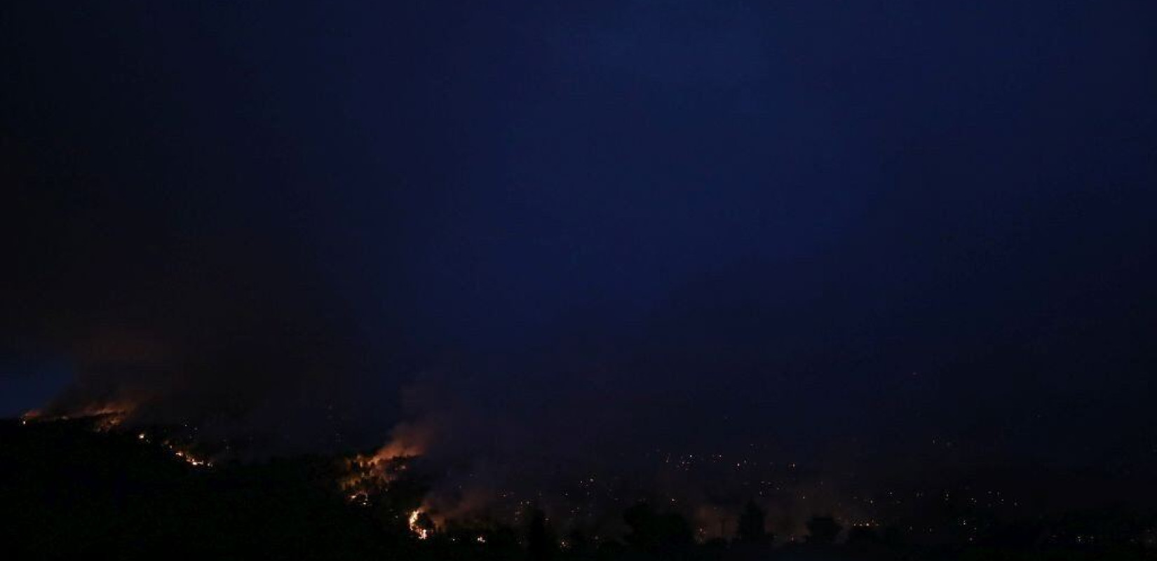 Στα Βίλια ελπίζουν στον άνεμο που στρέφεται προς τα καμένα (φωτ.)