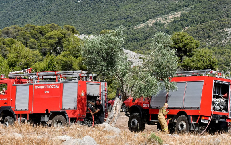 Σε γενική επιφυλακή η Πυροσβεστική: Μάχη με τρία πύρινα μέτωπα σε Αττική και Βοιωτία