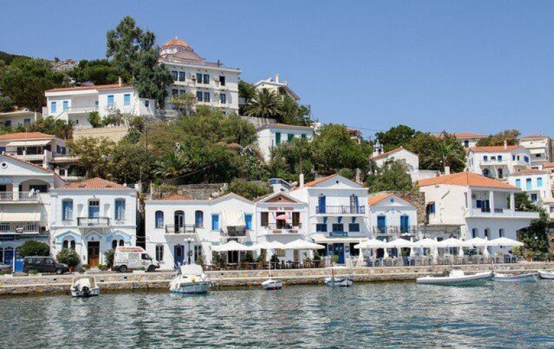 Διακοπές και πολιτικές «ζυμώσεις» συνδύασε ο Ευ. Τσακαλώτος στην Ικαρία