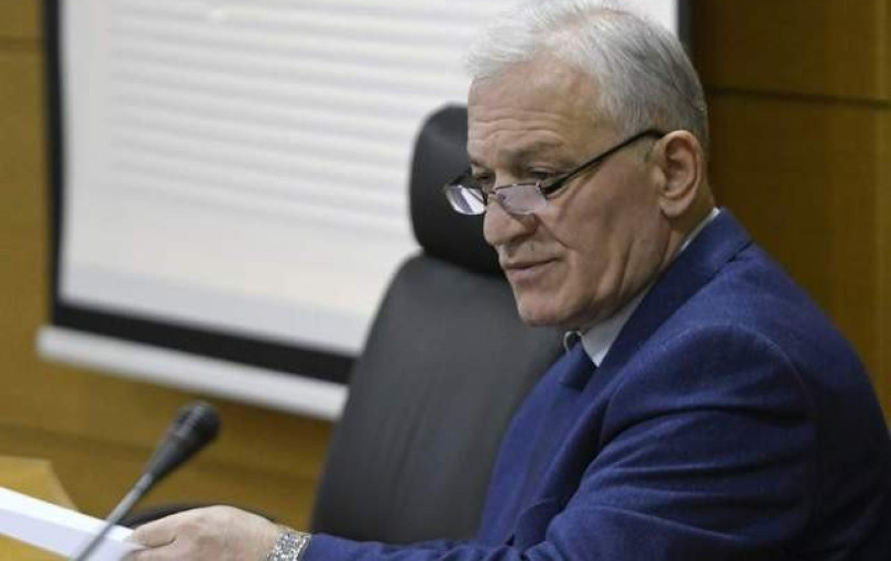 Ο έξαλλος πρόεδρος, η λακκούβα και το τραγούδι του αείμνηστου Βασίλη Καρρά. Γράφει ΔΗΜΟ…σίως