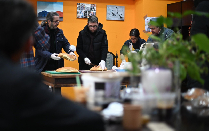 Ο Νίκος Ανδρουλάκης μαγείρεψε για καλό σκοπό στην κοινωνική κουζίνα "Ο άλλος άνθρωπος" (Βίντεο)