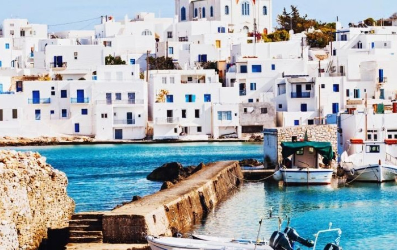 Διεθνής αποθέωση για την Πάρο: Το «κυκλαδίτικο alter ego» που μαγεύει από τη Gen Z έως τις οικογένειες