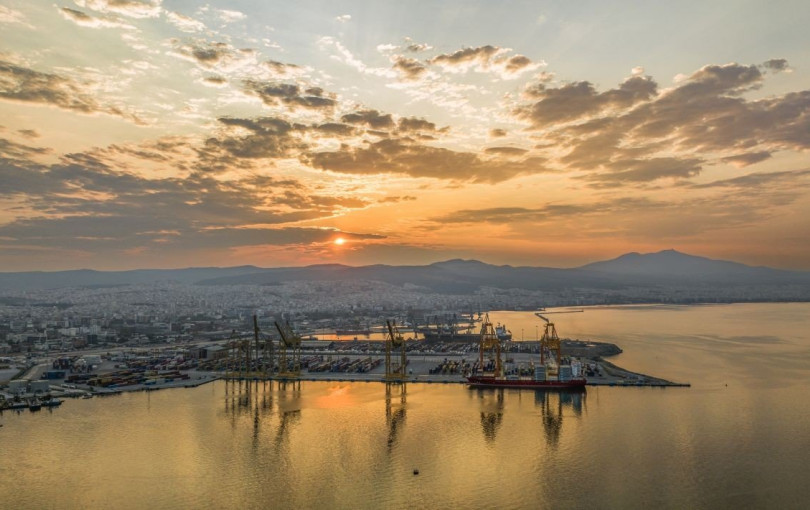 Η σιδηροδρομική σύνδεση του 6ου προβλήτα του λιμανιού Θεσσαλονίκης που μπαίνει στις ράγες, η «τρέλα» με τη γέφυρα των... στεναγμών και η ρουμανική απόβαση του Γκιουλέκα. Γράφει ο Money Follower