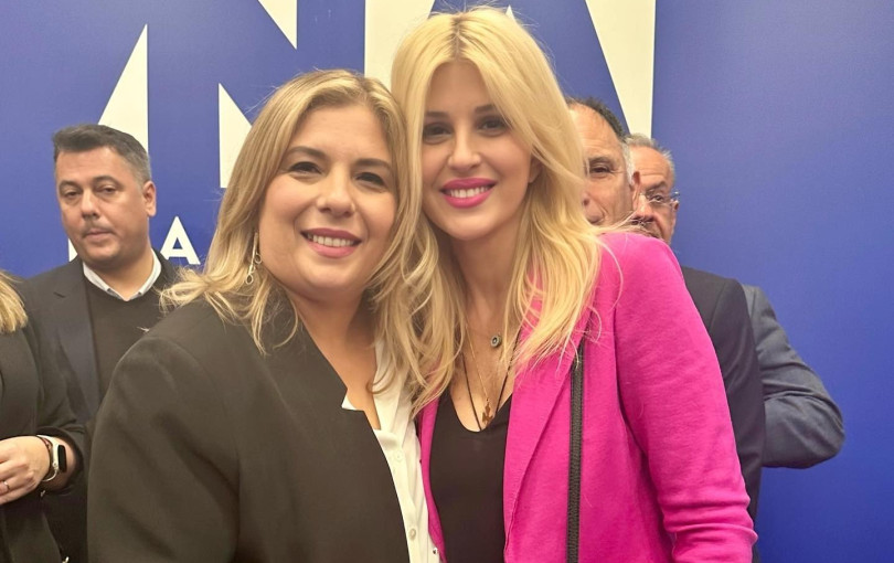 Οι πρώτες selfies της νέας γαλάζιας γραμματέως