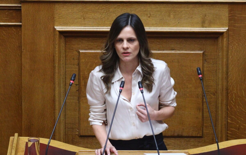 Η Έφη Αχτσιόγλου έγινε μέλος της ΕΛΑΣ... on air (Βίντεο)