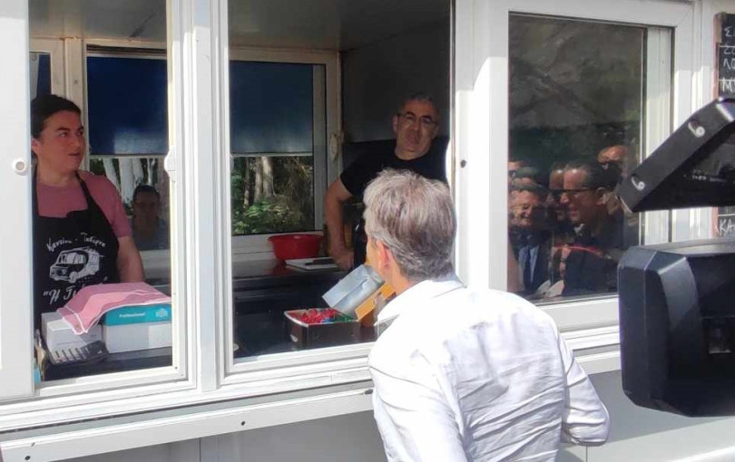 Σε γνωστή καντίνα στη γέφυρα Σερβίων ο Μητσοτάκης: Τον κέρασαν αντί για «βρώμικο»... γλυκό