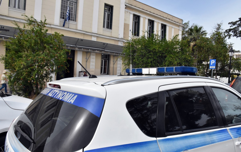 Σύρος: Συνελήφθη γνωστός τραγουδιστής για αποπλάνηση 14χρονης (βίντεο)