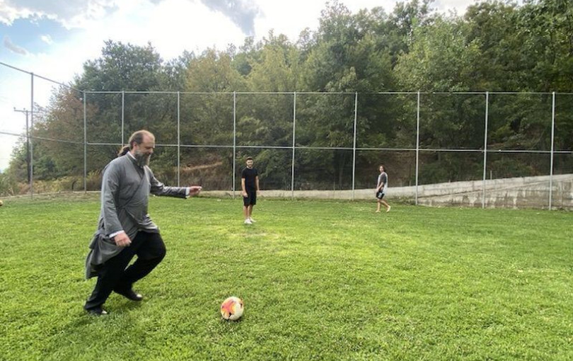 Ο μητροπολίτης Φιλόθεος έπαιξε μπάλα με παιδιά σε κατασκήνωση στις Σέρρες (φωτ.)
