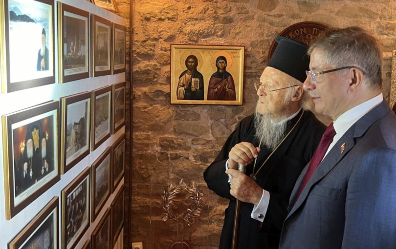 Ο Νταβούτογλου επισκέφθηκε στην Ίμβρο το πατρικό του Βαρθολομαίου μαζί με τον Πατριάρχη (φωτ.)