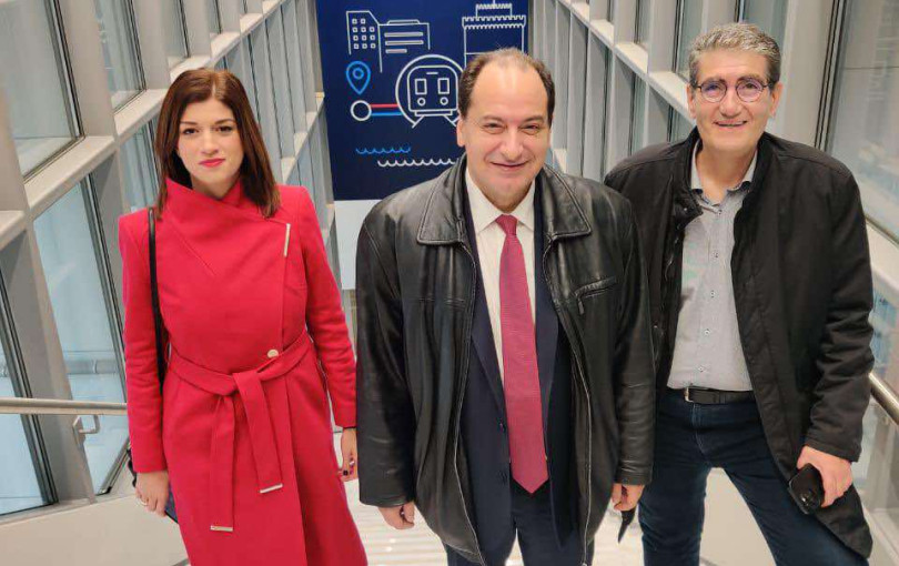 Η δυσαρέσκεια των βουλευτών του ΣΥΡΙΖΑ και οι… μουσαμάδες (φωτ.)