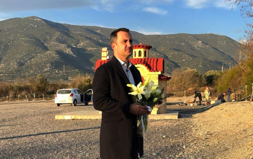 Στον τόπο της σιδηροδρομικής τραγωδίας των Τεμπών ο Αλέξης Χαρίτσης