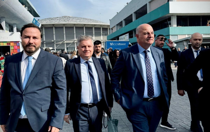 Αυτοκόλλητοι οι δύο γιατροί