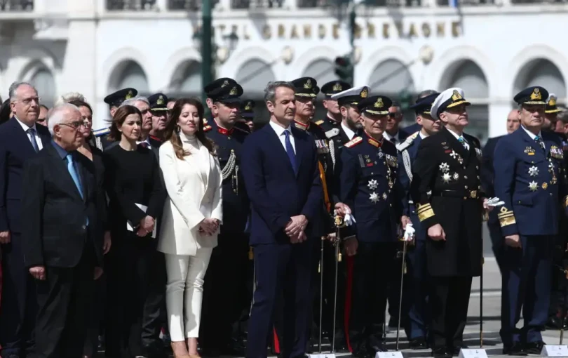 Ο Μητσοτάκης υποκλίθηκε στα ονόματα των θυμάτων των Τεμπών στο Σύνταγμα