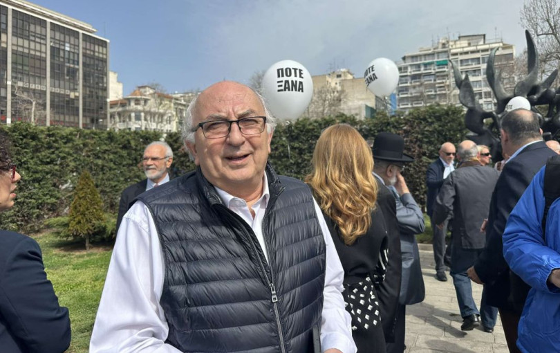 Βγαίνει ξανά μπροστά...