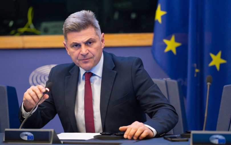 Τη συμπόρευσή του με το ΠΑΣΟΚ ανακοίνωσε ο Νικόλας Φαραντούρης
