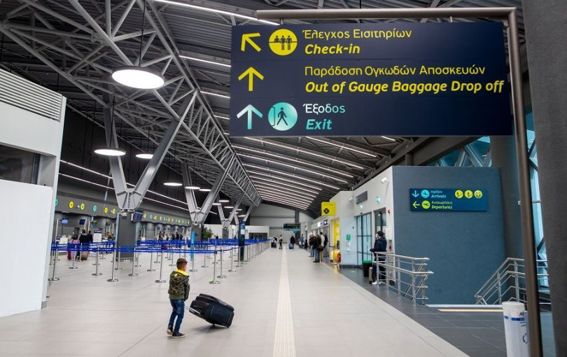 Θεσσαλονίκη: Χειροπέδες σε δύο νεαρούς στο αεροδρόμιο για πλαστά ταξιδιωτικά έγγραφα