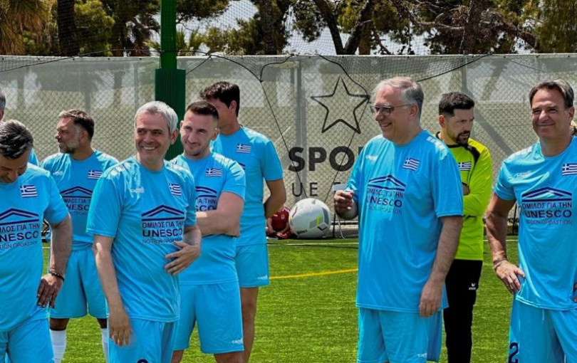 Θεοδωρικάκος και Καραγκούνης έπαιξαν μπάλα με τη φανέλα της UNESCO