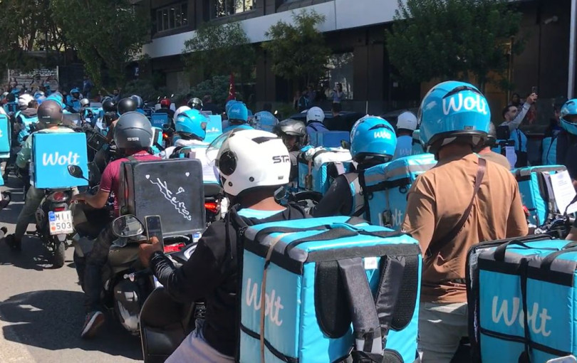 Σε στάση εργασίας από το απόγευμα οι εργαζόμενοι διανομείς φαγητού - Διεκδικούν ασφάλεια και καλύτερες αποδοχές