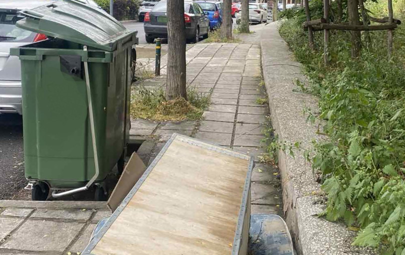 Θεσσαλονίκη: Βάρκα, φέρετρο και αντιδραστήρια αιματολογικών τεστ - Η ασυνειδησία μας συχνάζει έξω από κάδους απορριμάτων