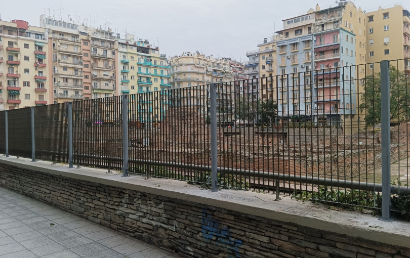 Θεσσαλονίκη: Aντιδράσεις για τα κάγκελα στο γαλεριανό συγκρότημα
