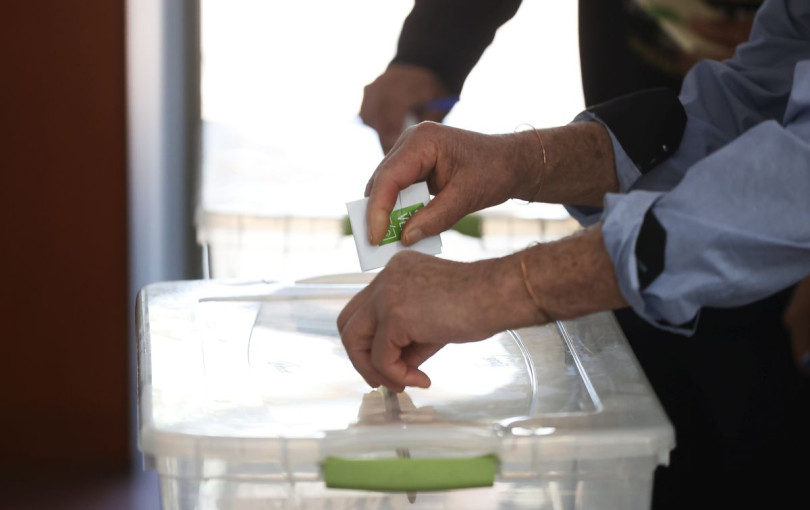 Δημοσκόπηση OpinionPoll: Πρώτη η Νέα Δημοκρατία στην πρόθεση ψήφου - Α. Τσίπρας και Μ. Καρυστιανού συμπληρώνουν την τριάδα