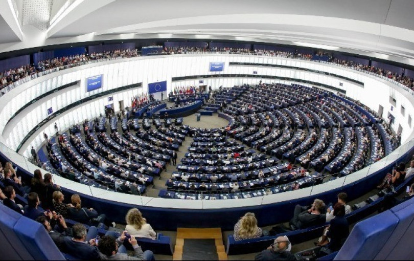 ΕΕ–ΗΠΑ: Το Ευρωπαϊκό Κοινοβούλιο δίνει το πράσινο φως στη νομοθεσία για τους δασμούς