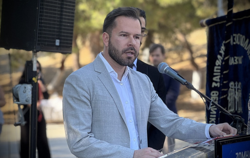 Ο δήμαρχος Παύλου Μελά μοίρασε λαμπάδες (βίντεο)