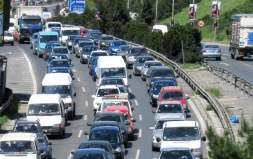 Θεσσαλονίκη: Φορτηγό σφήνωσε σε γέφυρα στον περιφερειακό
