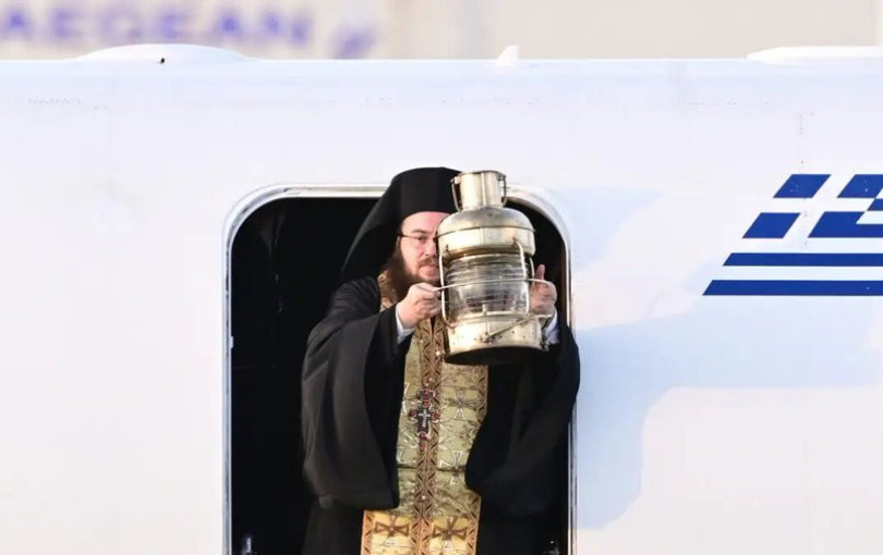 Το Άγιο Φως στην Κύπρο: Με ειδική πτήση το απόγευμα του Μεγάλου Σαββάτου