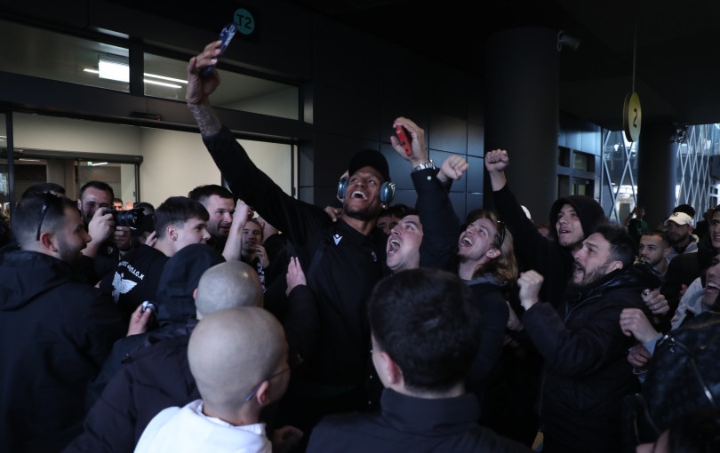 Μπάσκετ - ΠΑΟΚ: Αποθέωση των θριαμβευτών στο αεροδρόμιο «Μακεδονία» (βίντεο)