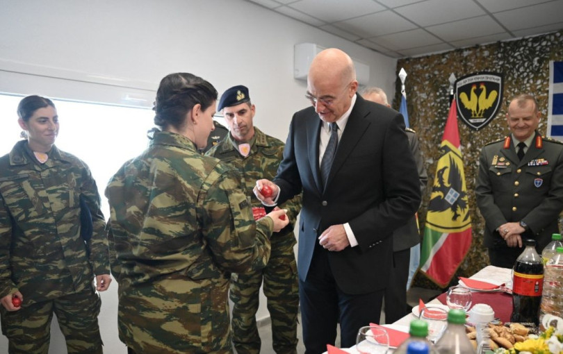 Τσούγκρισε αυγά με στρατιώτες στον Έβρο ο Ν. Δένδιας