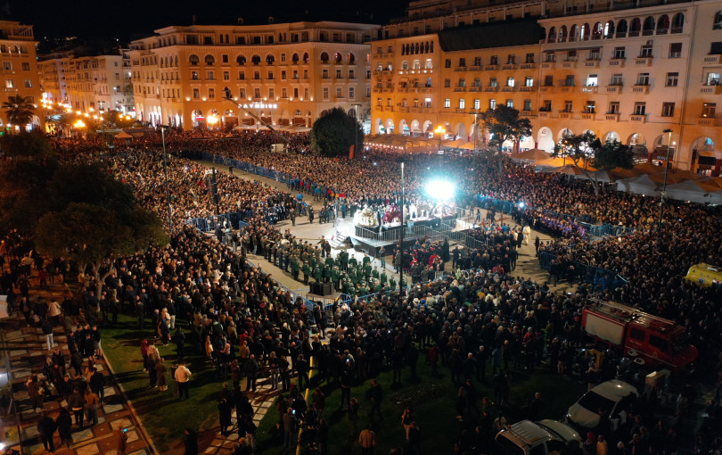 Θεσσαλονίκη: Η Πλατεία Αριστοτέλους «πλημμύρισε» από το φως και την κατάνυξη της συνάντησης των Επιταφίων - Το μήνυμα του Φιλόθεου (βίντεο)